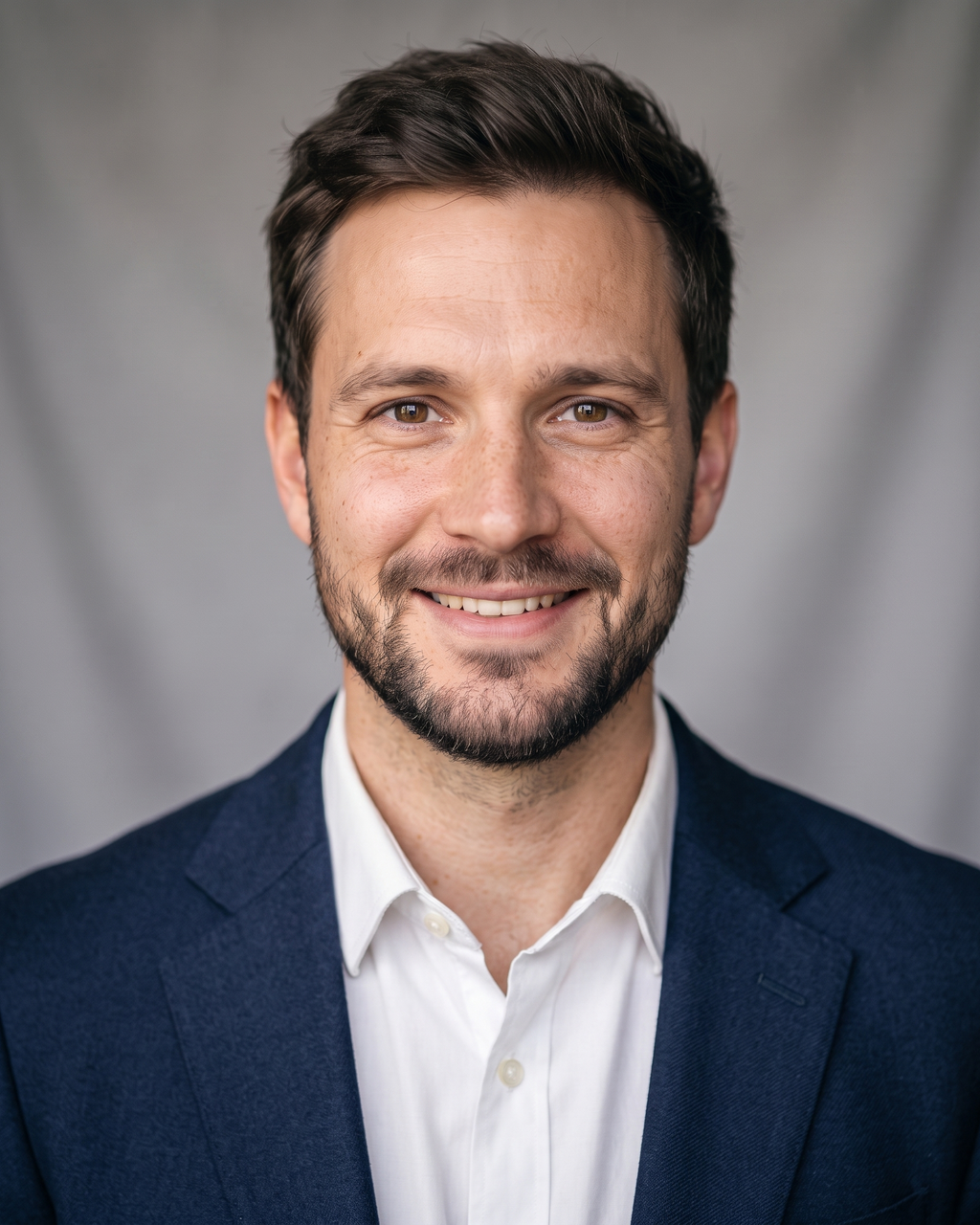 KI-generiertes Business-Profilfoto eines Mannes im Blazer